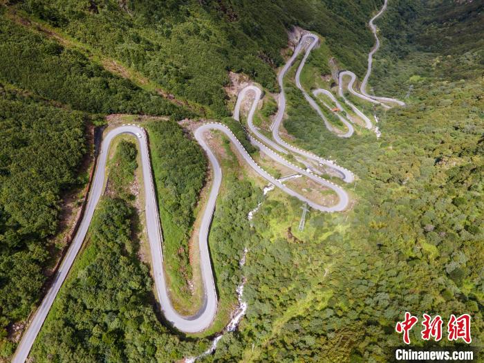 圖為西藏山南錯(cuò)那縣的盤山公路，錯(cuò)那縣被命名為全國(guó)“四好農(nóng)村路”示范縣。　江飛波 攝