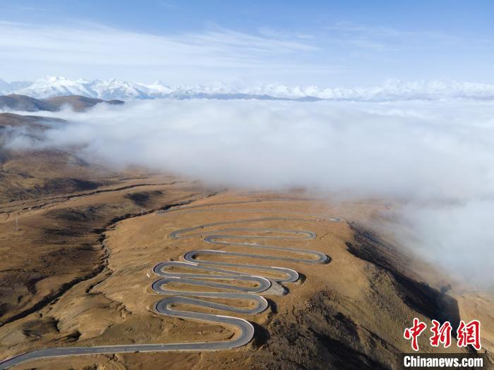 圖為西藏定日縣，前往珠穆朗瑪峰大本營(yíng)蜿蜒的公路與云海?！〗w波 攝