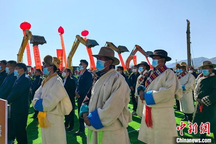 各方代表參加集中開復(fù)工儀式?！∧岈斪扛?攝