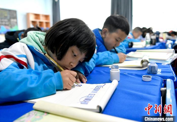 3月14日，西藏拉薩市第一小學(xué)一年級(jí)六班的學(xué)生們?cè)诓卣Z文課上書寫藏文?！±盍?攝