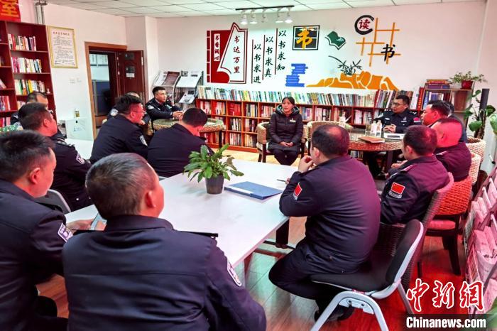 圖為亞東出入境邊防檢查站民警與銀行業(yè)務(wù)人員進(jìn)行金融知識(shí)深入交流?！『?攝