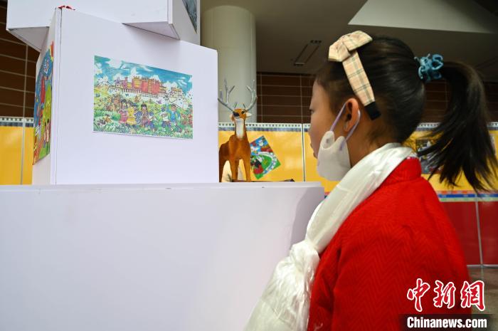 圖為學生參觀繪畫展。　趙朗 攝