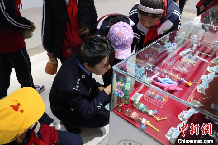 圖為亞東邊檢站民警為駐地小學(xué)生開展禁毒教育。　胡利媛 攝