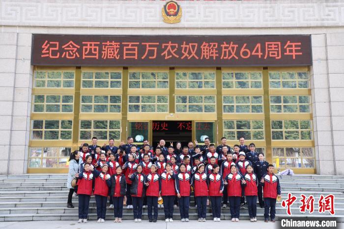 圖為亞東邊檢站民警代表與駐地小學(xué)師生代表合影留念。　胡利媛 攝