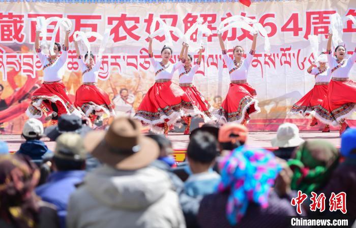 圖為墨竹工卡縣龍珠崗村，文藝演出現(xiàn)場(chǎng)?！∝暩聛硭?攝