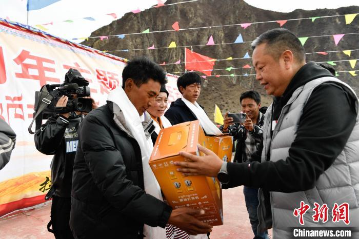 圖為墨竹工卡縣龍珠崗村，慰問活動(dòng)現(xiàn)場(chǎng)?！∝暩聛硭?攝