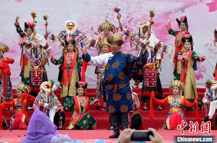 3月28日，西藏林芝第二十屆桃花旅游文化節(jié)開幕式上的文藝表演?！±盍?攝