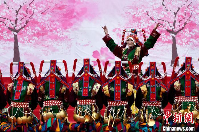3月28日，西藏林芝第二十屆桃花旅游文化節(jié)開幕式上的文藝表演?！±盍?攝