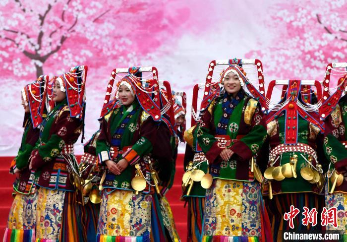 3月28日，西藏林芝第二十屆桃花旅游文化節(jié)開幕式上的文藝表演?！±盍?攝