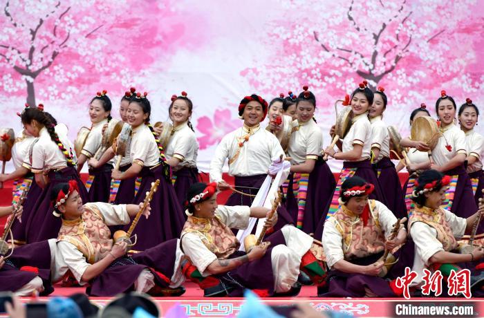 3月28日，西藏林芝第二十屆桃花旅游文化節(jié)開幕式上的文藝表演?！±盍?攝