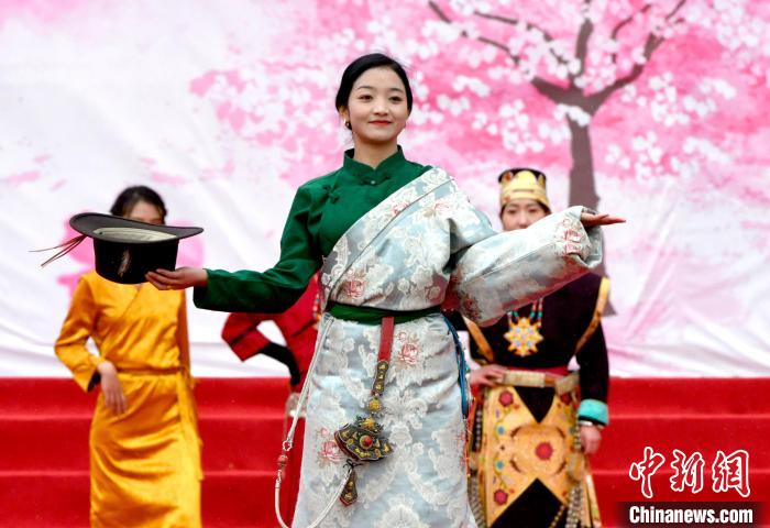 3月28日，西藏林芝第二十屆桃花旅游文化節(jié)開幕式上的文藝表演?！±盍?攝