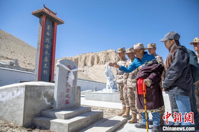圖為在西藏阿里地區(qū)札達(dá)縣烈士陵園，82歲的次仁南杰老人為軍民代表講述新舊西藏的變化?！詵| 攝