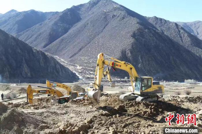 圖為高標(biāo)準(zhǔn)農(nóng)田建設(shè)施工現(xiàn)場?！「裆愔?攝