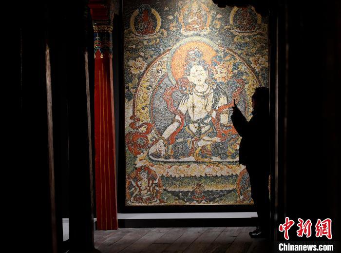 3月31日，觀眾欣賞展覽中的作品。　李林 攝