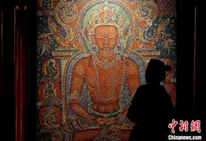 3月31日，觀眾欣賞展覽中的作品?！±盍?攝