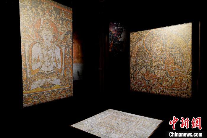 3月31日，觀眾欣賞展覽中的作品?！±盍?攝