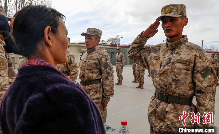 圖為列兵扎西加央向母親敬禮?！詵| 攝