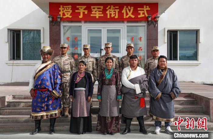 圖為列兵代表與親人合影留念?！詵| 攝