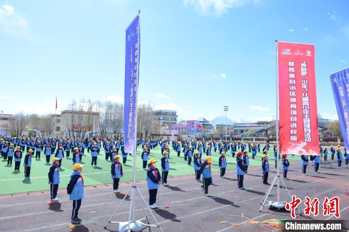 圖為學(xué)生在跳繩教練齊景龍的指導(dǎo)下做準(zhǔn)備運(yùn)動(dòng)。　貢嘎來(lái)松 攝