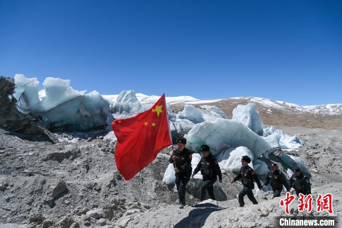 4月5日，普瑪江塘邊境派出所民輔警巡邏至四零冰川附近。　江飛波 攝