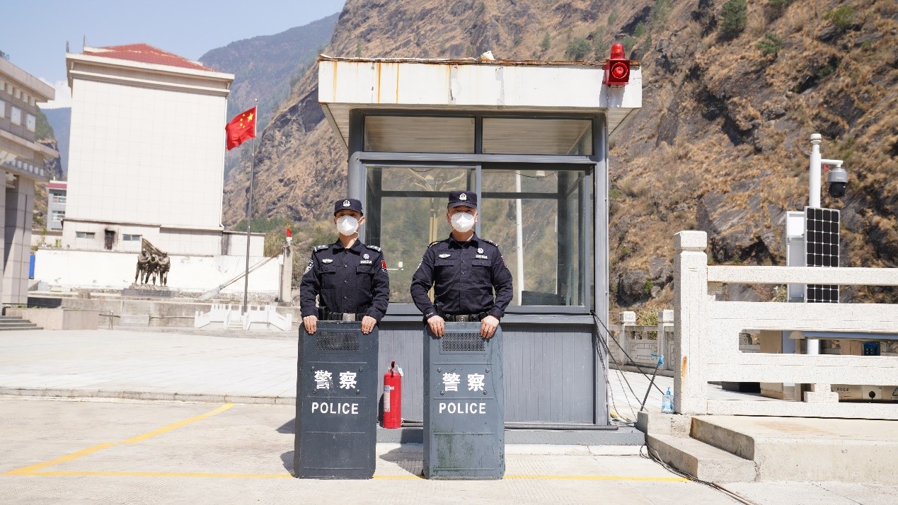吉隆口岸移民管理警察正在執(zhí)勤。人民網(wǎng)記者 唐宋攝