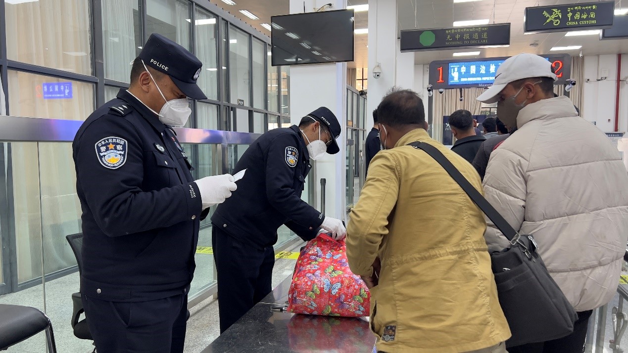 吉隆口岸移民管理警察正在對(duì)行李物品進(jìn)行檢查。人民網(wǎng)記者 唐宋攝