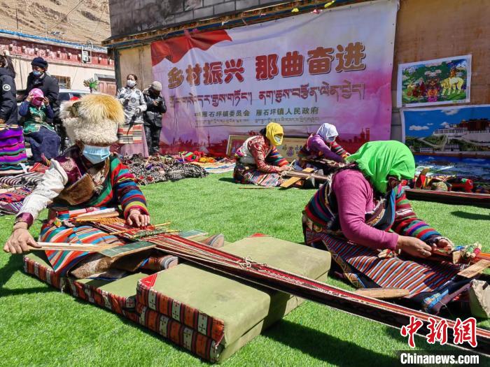 圖為2022年，安多縣雁石坪鎮(zhèn)“鄉(xiāng)村振興那曲奮進(jìn)”編織技藝比賽現(xiàn)場。資料圖 那曲市“鄉(xiāng)村振興 那曲奮進(jìn)”活動(dòng)辦供圖