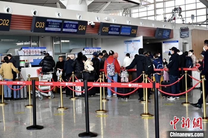 圖為旅客辦理登機手續(xù)。　周航 攝