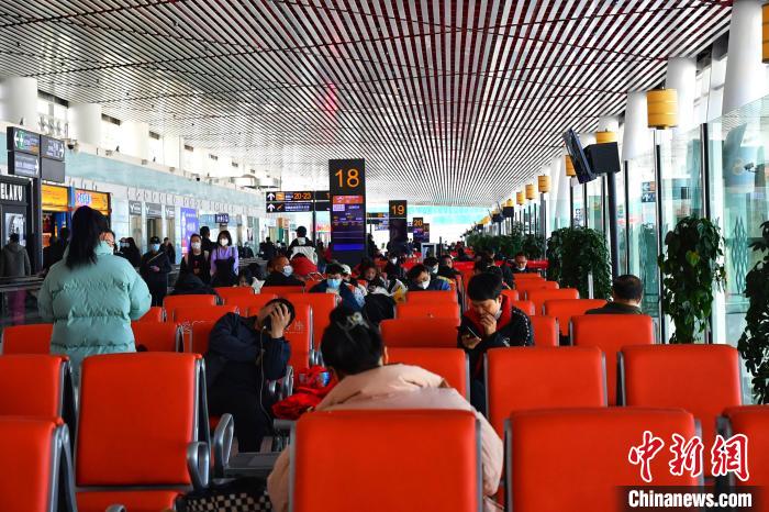 圖為旅客在機場候機室等待登機?！≈芎?攝