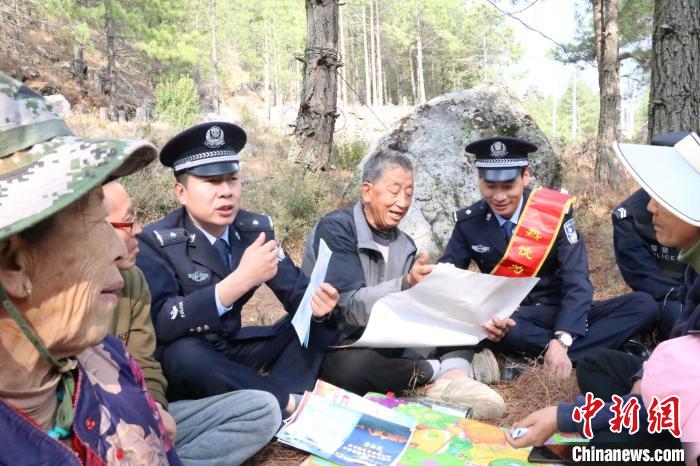 圖為竹瓦根邊境派出所民警為轄區(qū)群眾宣講森林防火常識?！≈裢吒吘撑沙鏊?供圖