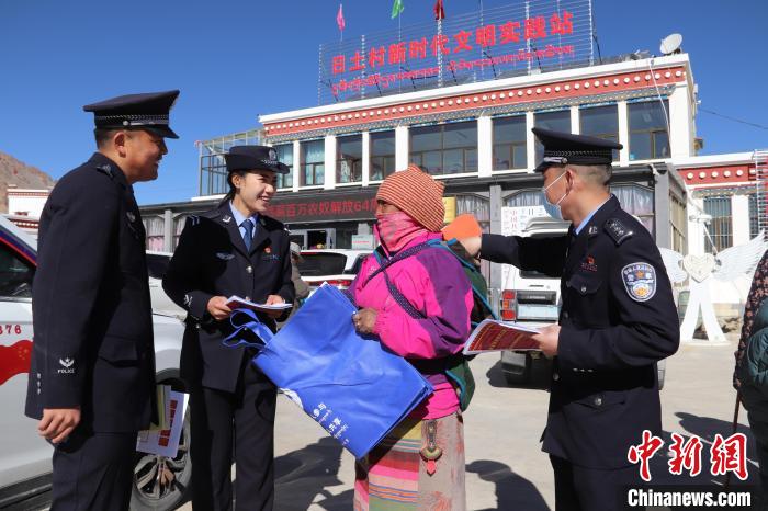 圖為日土邊境派出所民警在選轄區(qū)宣講國家安全知識?！∪尾?攝