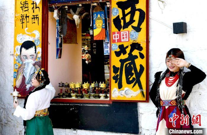 4月17日，游客身著藏式元素服裝在拉薩八廓街拍照留念?！±盍?攝