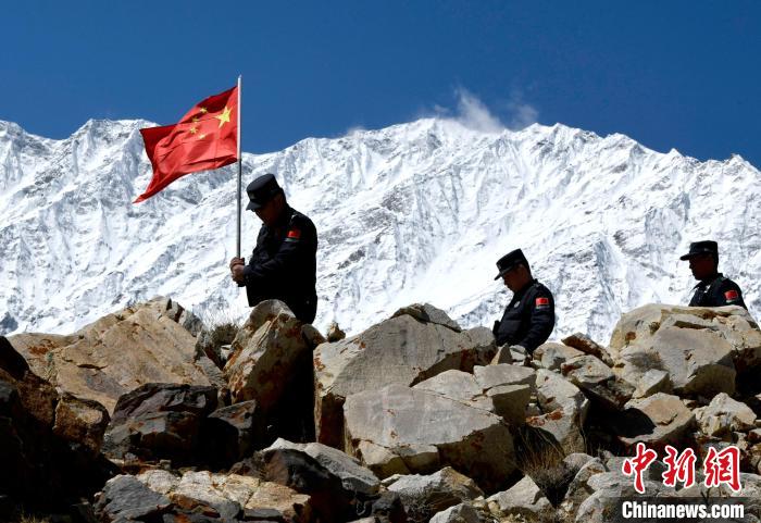 底雅邊境派出所民警夏永軍(左一)在巡邏中。