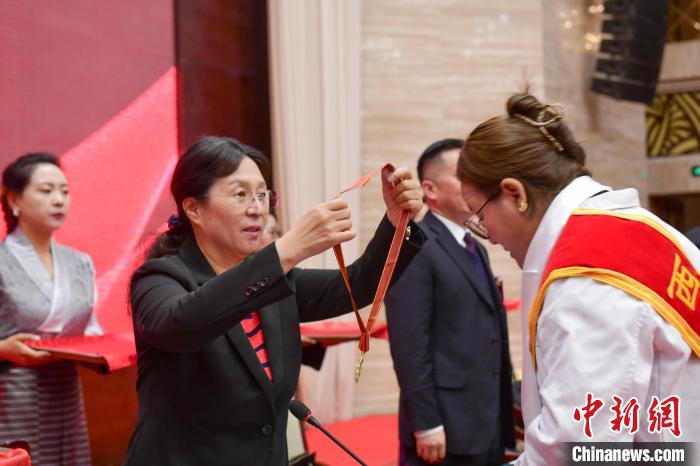 西藏舉辦“西藏十佳醫(yī)生、十佳護(hù)士”“西藏健康衛(wèi)士”表彰大會
