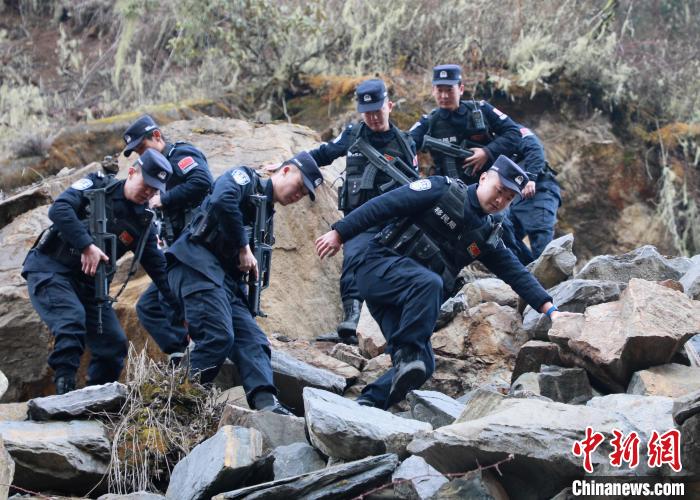 山南邊境管理支隊(duì)玉麥邊境派出所民警在邊境巡邏途中穿過亂石區(qū)?！∴嶇?攝
