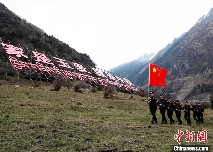 山南邊境管理支隊(duì)玉麥邊境派出所民警在轄區(qū)開展巡邏?！∴嶇?攝