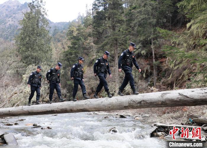 山南邊境管理支隊(duì)玉麥邊境派出所民警邊境巡邏途中走過河道上“獨(dú)木橋”?！∴嶇?攝