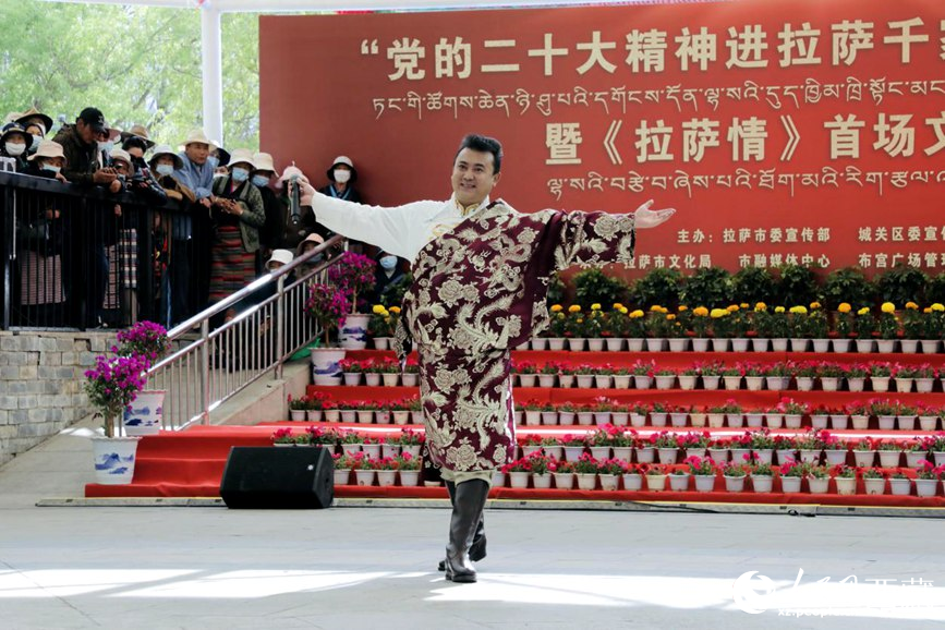 獻唱《夏爾巴》。人民網(wǎng) 次仁羅布攝