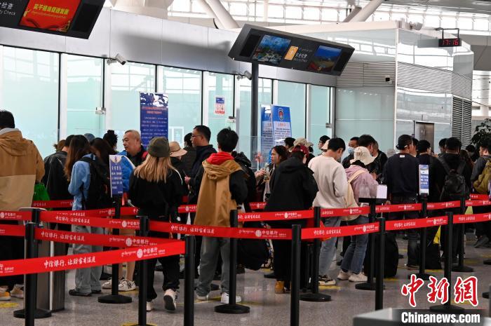 圖為“五一”期間，拉薩貢嘎機場旅客密集出行?！≡黝D珠 攝