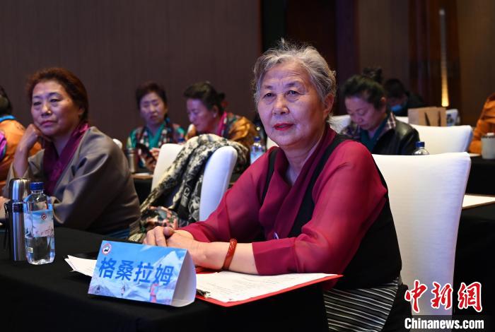 圖為西藏銀發(fā)旅游產(chǎn)品體驗團老年代表?！≮w朗 攝