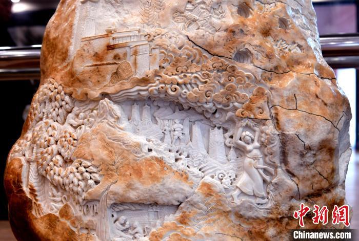 圖為5月16日，展覽中的漢白玉雕作品《猴子變?nèi)恕?。　李?攝