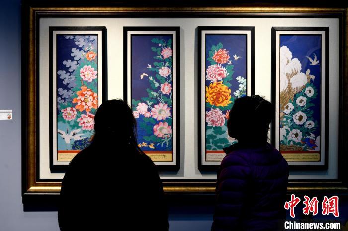 圖為5月16日，觀眾正在欣賞展覽中的新創(chuàng)唐卡作品?！±盍?攝