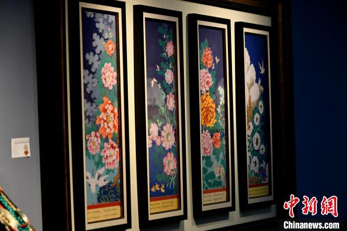 圖為5月16日，展覽中新創(chuàng)唐卡作品《四季花》?！±盍?攝