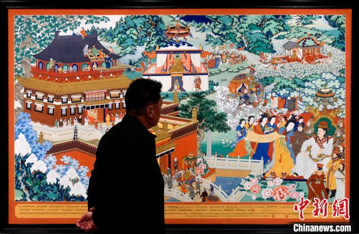 圖為5月16日，觀眾正在欣賞展覽中的新創(chuàng)唐卡作品。　李林 攝