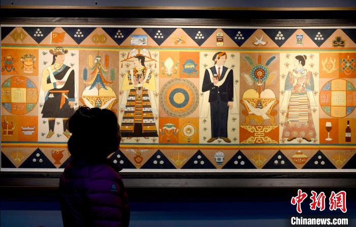 圖為5月16日，觀眾正在欣賞展覽中的新創(chuàng)唐卡作品?！±盍?攝