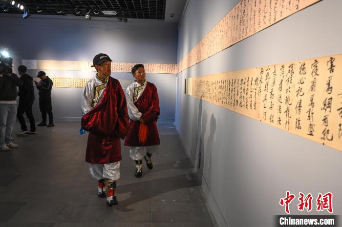 圖為學(xué)生參觀黃庭堅(jiān)書法文獻(xiàn)展?！≮w朗 攝