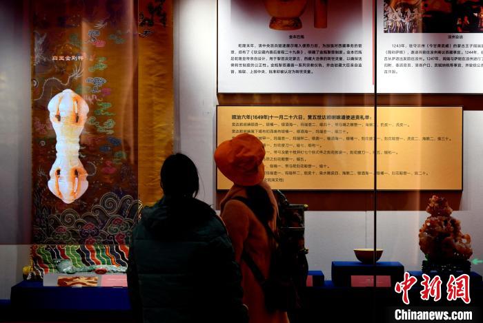 圖為5月18日，觀眾正在欣賞展覽。　李林 攝