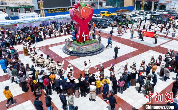 圖為“極地那曲 天際之旅”2023西藏那曲“中國旅游日”音樂美食嘉年華活動(dòng)現(xiàn)場。　那曲市文化和旅游局供圖