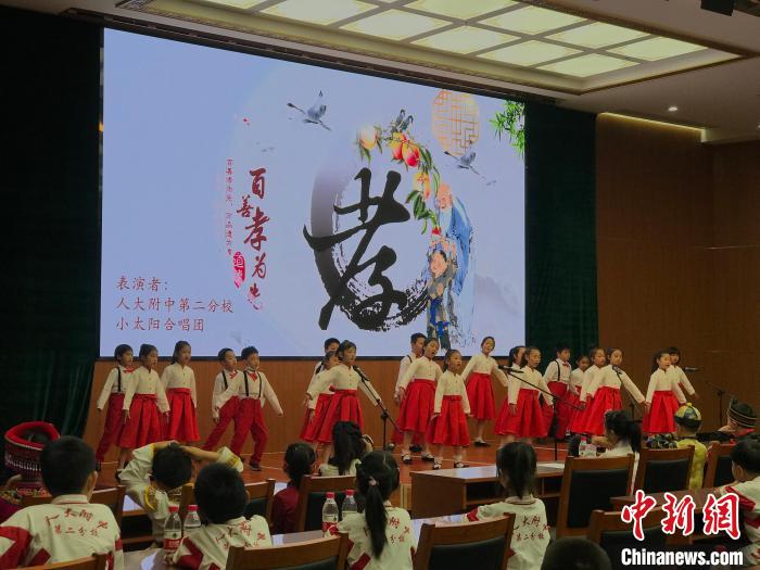 圖為中國人民大學(xué)附屬中學(xué)第二分校的小朋友們合唱?！￡惤ㄐ?攝