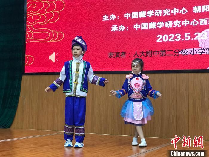 圖為中國人民大學(xué)附屬中學(xué)第二分校的小朋友們展示民族服飾。　陳建新 攝